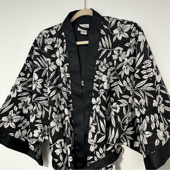 Vanity Fair Black and White Floral Robe - Picture 2 of 8